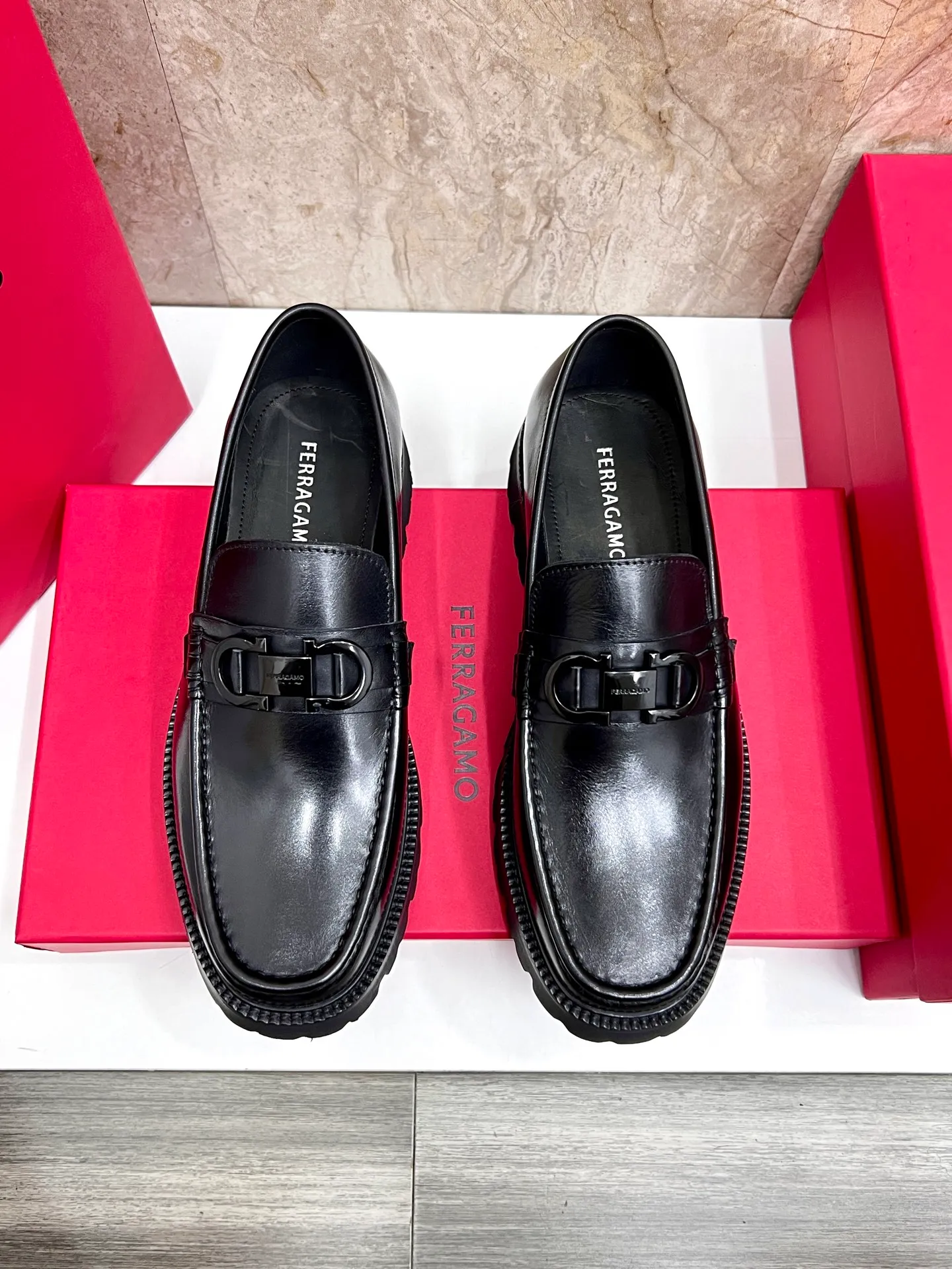 Original quality P580 Brand: Ferragamo Standard size: Men's size 38/44 (45.46 can be customized) Grade: Same style as the official website High-quality men's shoes Material: Customized first-layer calfskin with water-dyed cowhide lining Cowhide tiptoe Original non-slip and wear-resistant rubber outsole Style category: Men's formal business leather shoes are young and fashionable European and American trends British style Casual matching and comfortable feet Color: actual picture